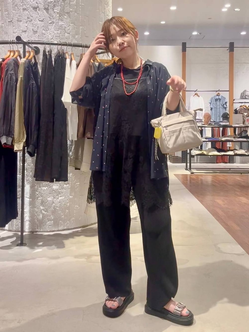 ブラック系のその他パンツ、その他のサンダル、ブラック系のTシャツ/カットソーを着用したレディースの夏コーディネートの2枚目の写真