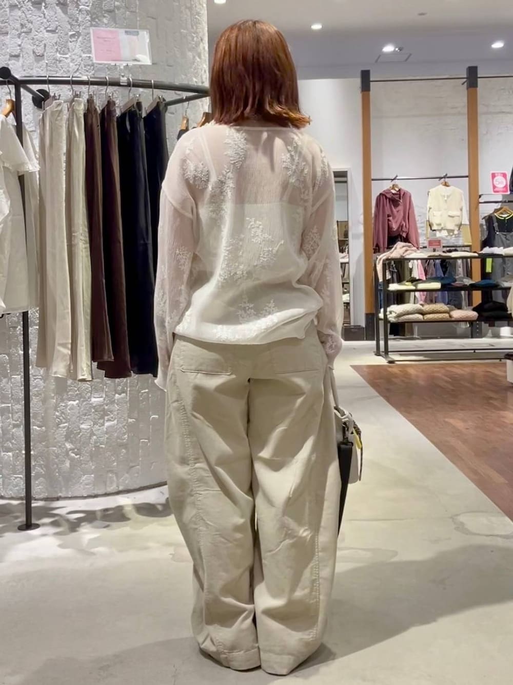 ベージュ系のその他パンツ、ブルー系のTシャツ/カットソー、ホワイト系のトートバッグを着用したレディースの秋コーディネートの4枚目の写真
