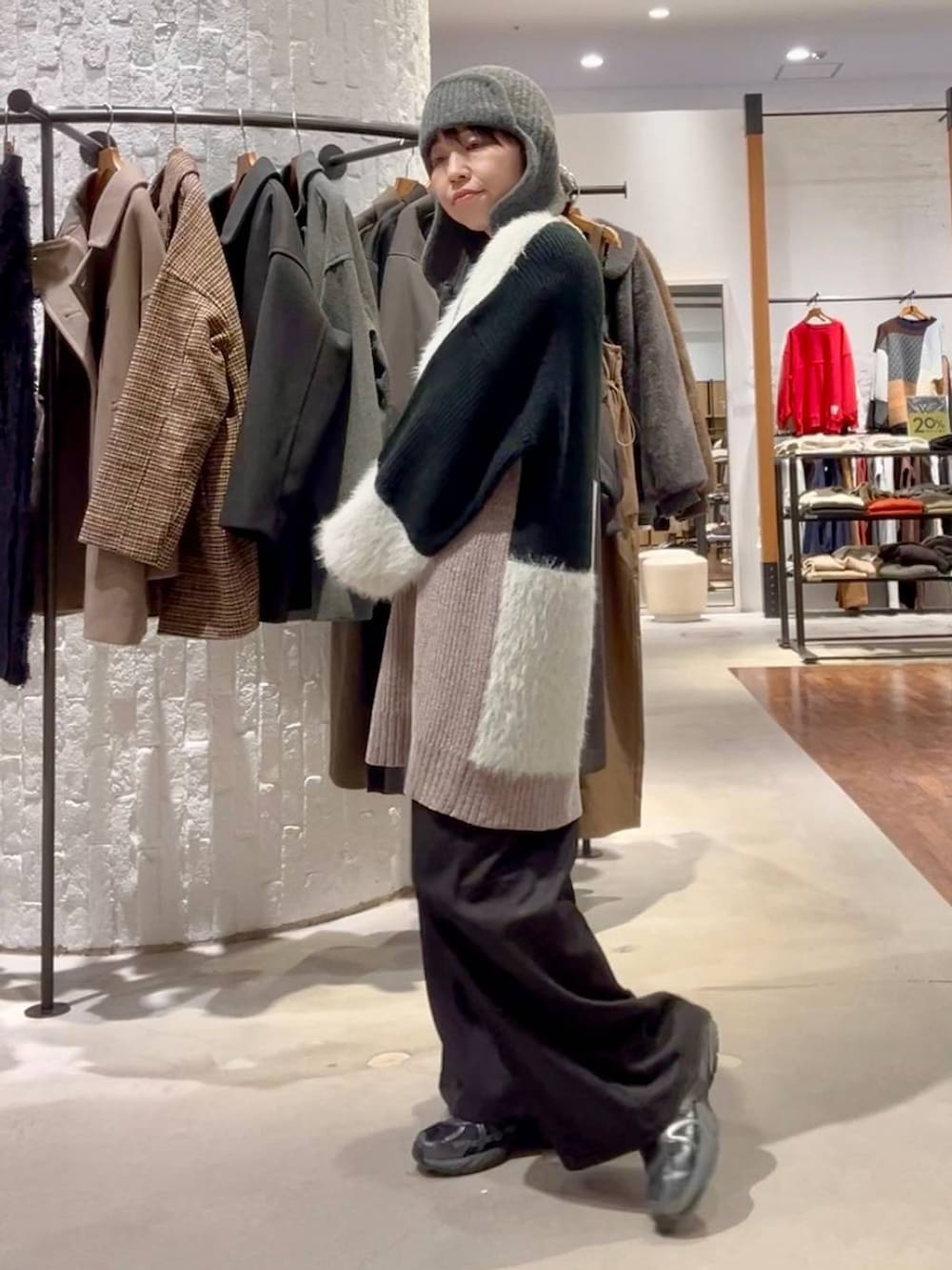 ブラック系のその他パンツ、グレー系のその他アウター、ブラック系のその他アウターを着用したレディースの秋コーディネートの7枚目の写真