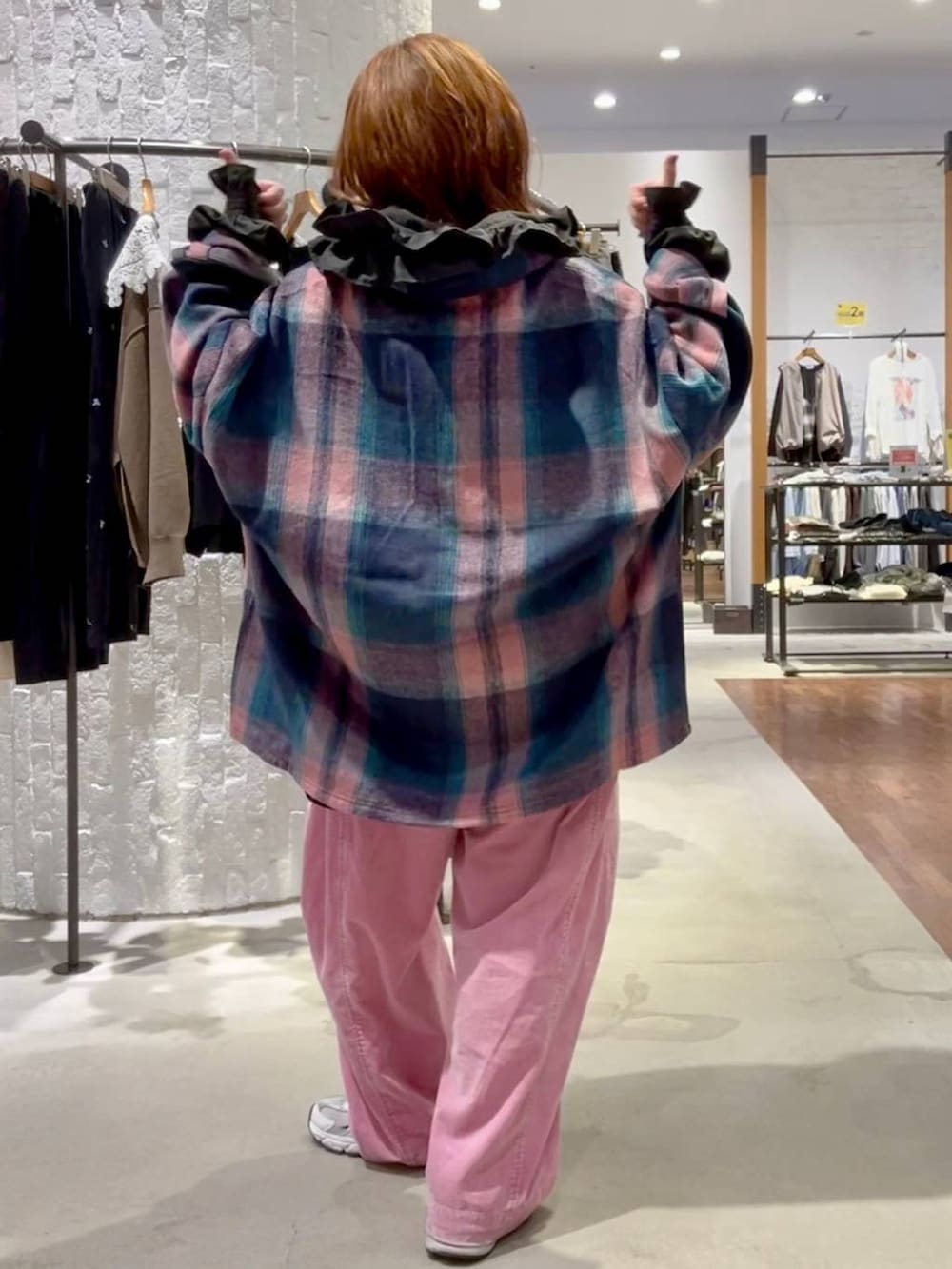 ピンク系のその他パンツ、ブラック系のシャツ/ブラウス、ピンク系のシャツ/ブラウスを着用したレディースの秋コーディネートの4枚目の写真