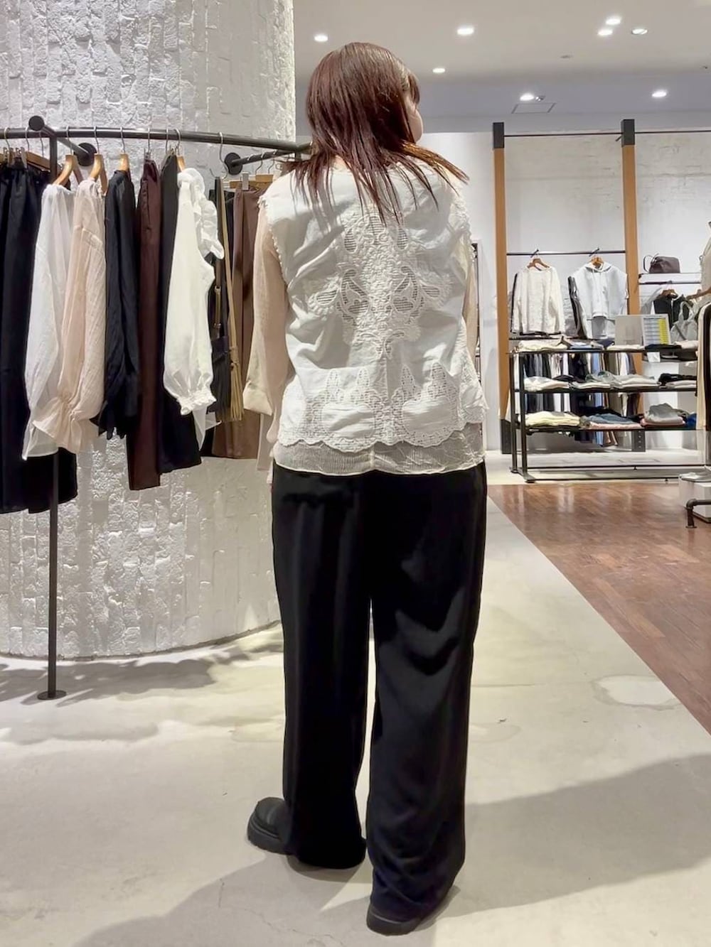 ブラック系のその他パンツ、ブラック系のその他シューズ、ホワイト系のベストを着用したレディースの春コーディネートの4枚目の写真