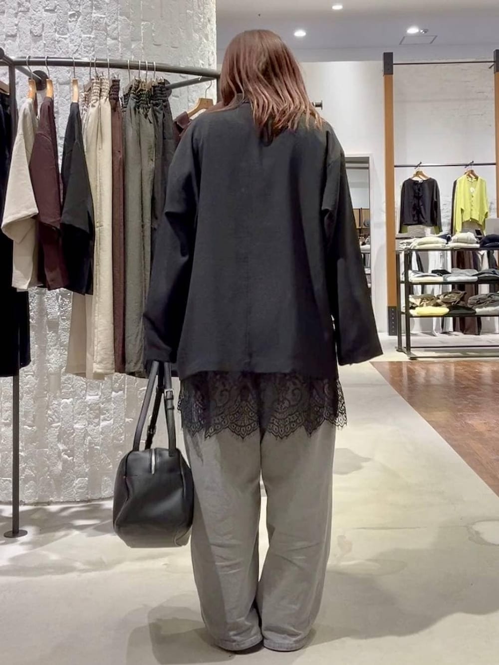 ホワイト系のTシャツ/カットソー、グレー系のデニムパンツ、ブラック系のその他シューズを着用したレディースの春コーディネートの5枚目の写真