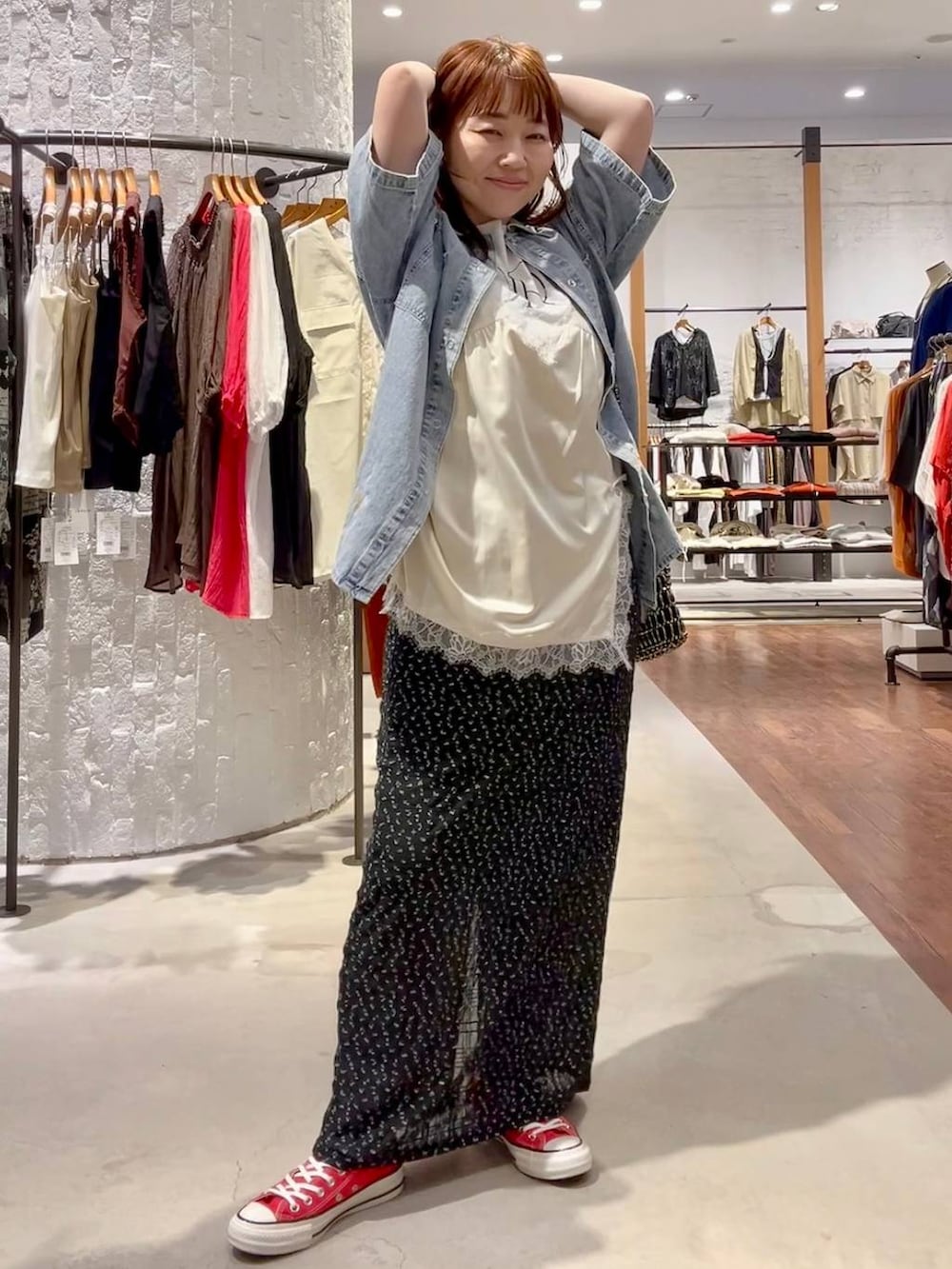 その他のショルダーバッグ、ホワイト系のTシャツ/カットソー、ブルー系のキャップを着用したレディースの春コーディネートの5枚目の写真