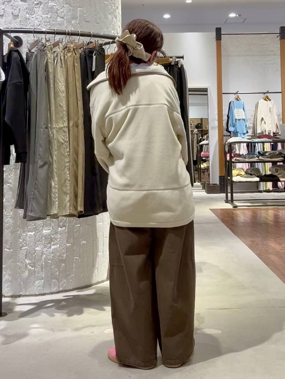 グリーン系のその他パンツ、ホワイト系のブルゾン、ベージュ系のシュシュを着用したレディースの冬コーディネートの4枚目の写真