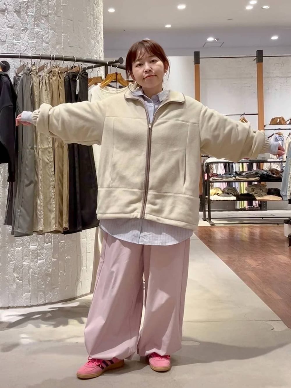 ピンク系のその他パンツ、ホワイト系のブルゾン、ベージュ系のシュシュを着用したレディースの冬コーディネートの3枚目の写真