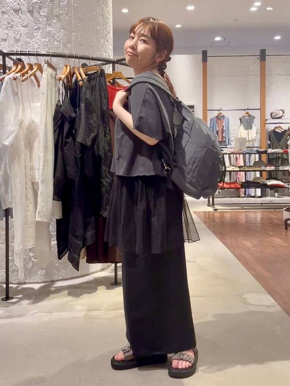 その他のサンダル、ブラック系のキャミソール、グレー系のバックパック/リュックを着用したレディースの春コーディネートの3枚目の写真