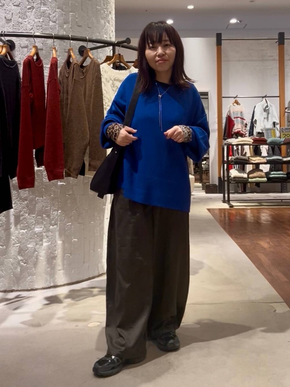 ブルー系のニット/セーター、その他のTシャツ/カットソー、ブラック系のショルダーバッグを着用したレディースの秋コーディネートの3枚目の写真