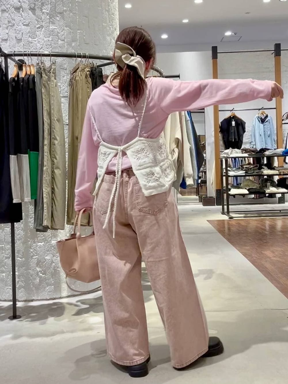 ピンク系のTシャツ/カットソー、ピンク系のデニムパンツ、ブラック系のその他シューズを着用したレディースの冬コーディネートの6枚目の写真