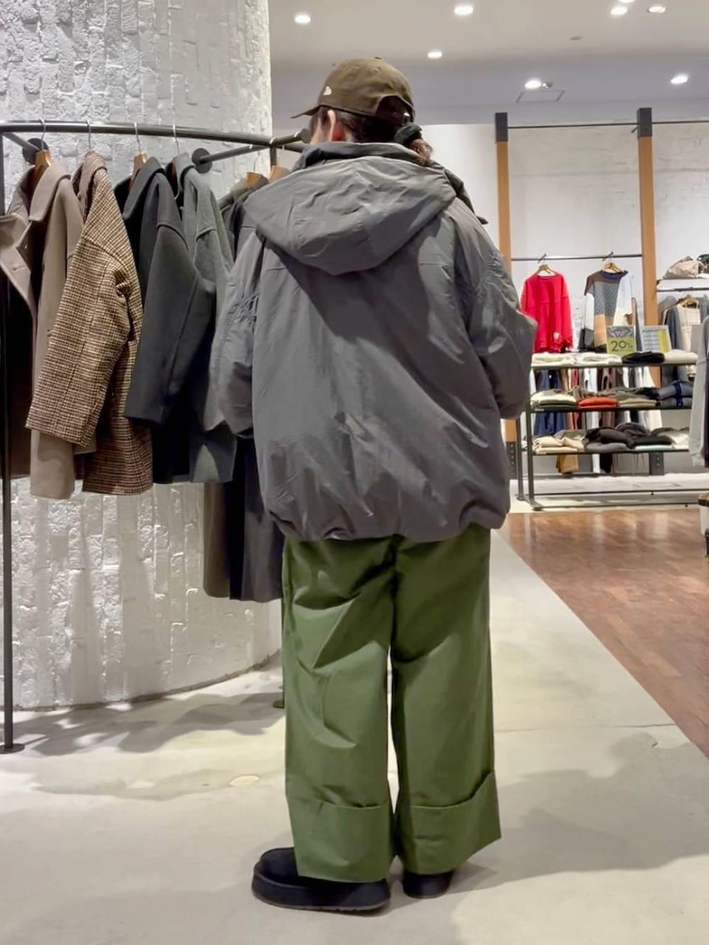 グレー系のその他アウター、グリーン系のその他パンツ、イエロー系のニット/セーターを着用したレディースの秋コーディネートの4枚目の写真