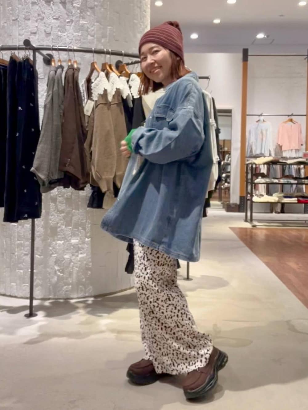 ブルー系のシャツ/ブラウス、ブラウン系のローファー、ホワイト系のその他トップスを着用したレディースの秋コーディネートの3枚目の写真