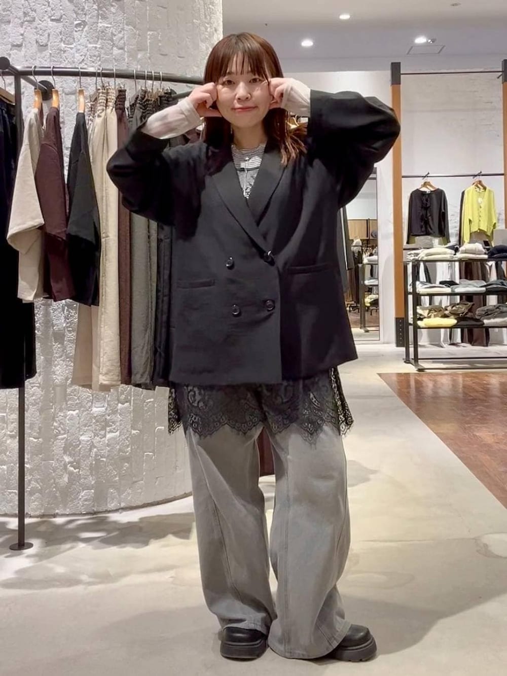 ホワイト系のTシャツ/カットソー、グレー系のデニムパンツ、ブラック系のその他シューズを着用したレディースの春コーディネートの6枚目の写真