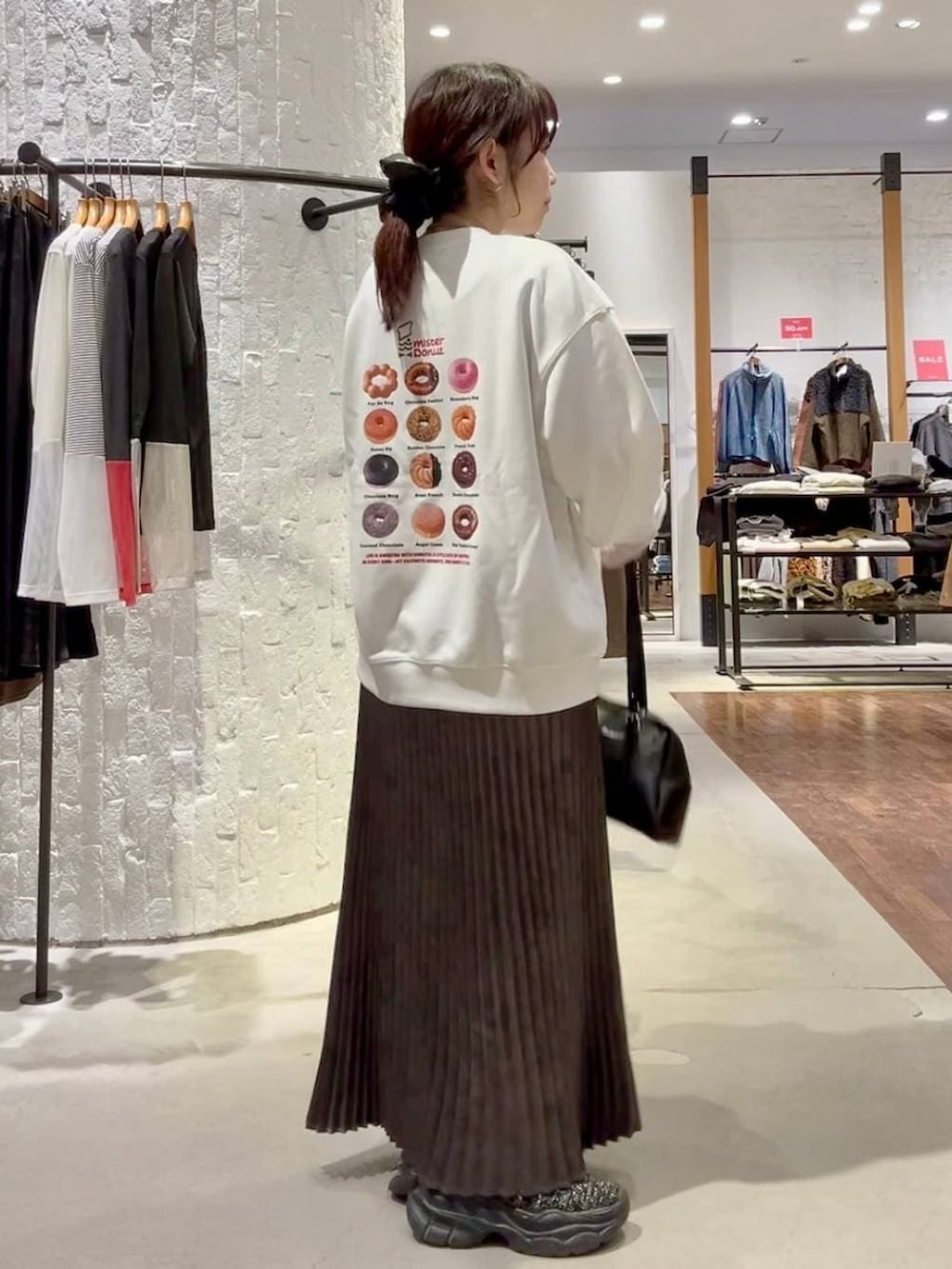 ホワイト系のTシャツ/カットソー、グレー系のその他アウター、グレー系のスカートを着用したレディースの冬コーディネートの8枚目の写真