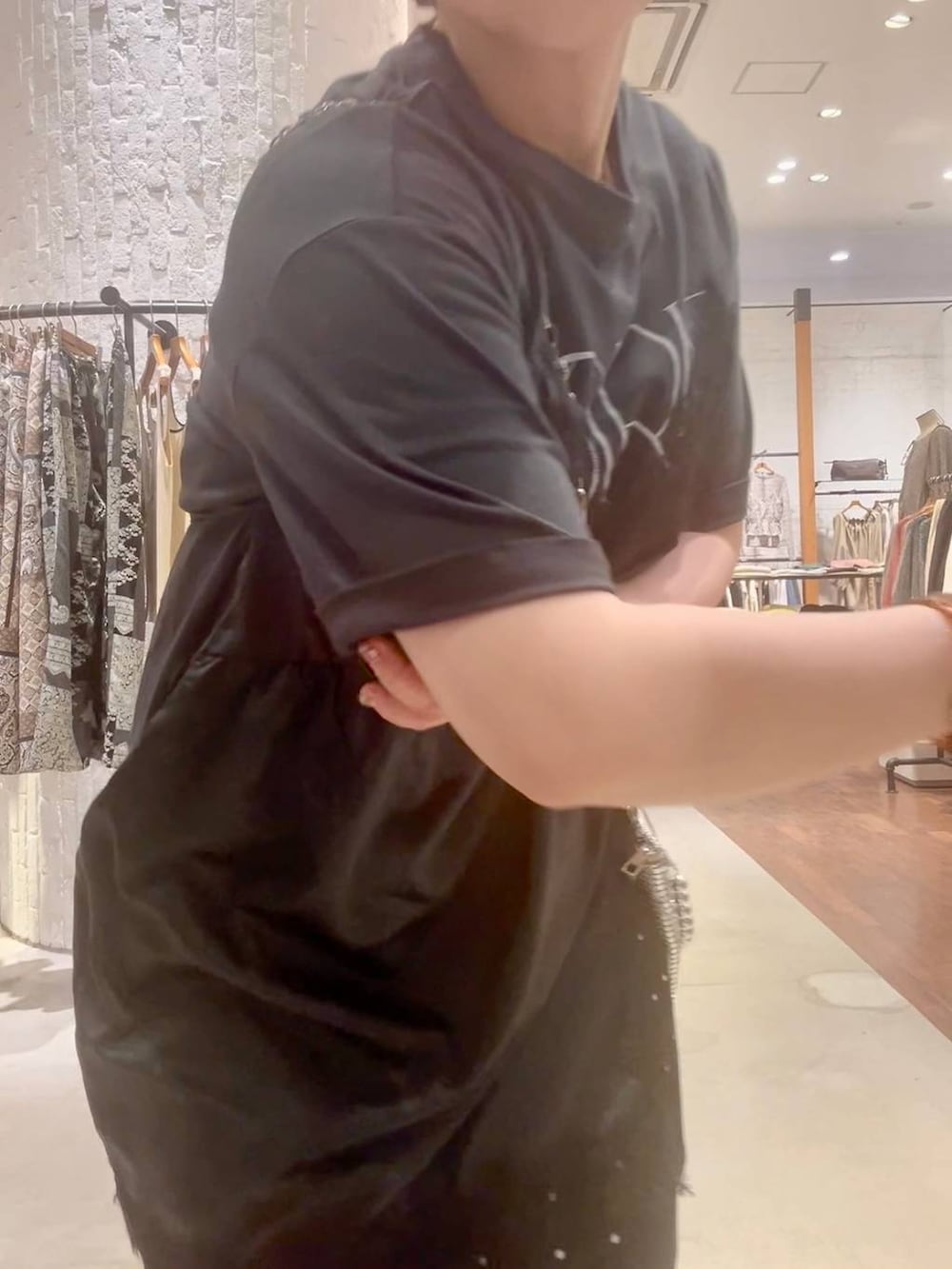 ブラック系のその他パンツ、ブラック系のその他シューズ、シルバー系のショルダーバッグを着用したレディースの春コーディネートの6枚目の写真