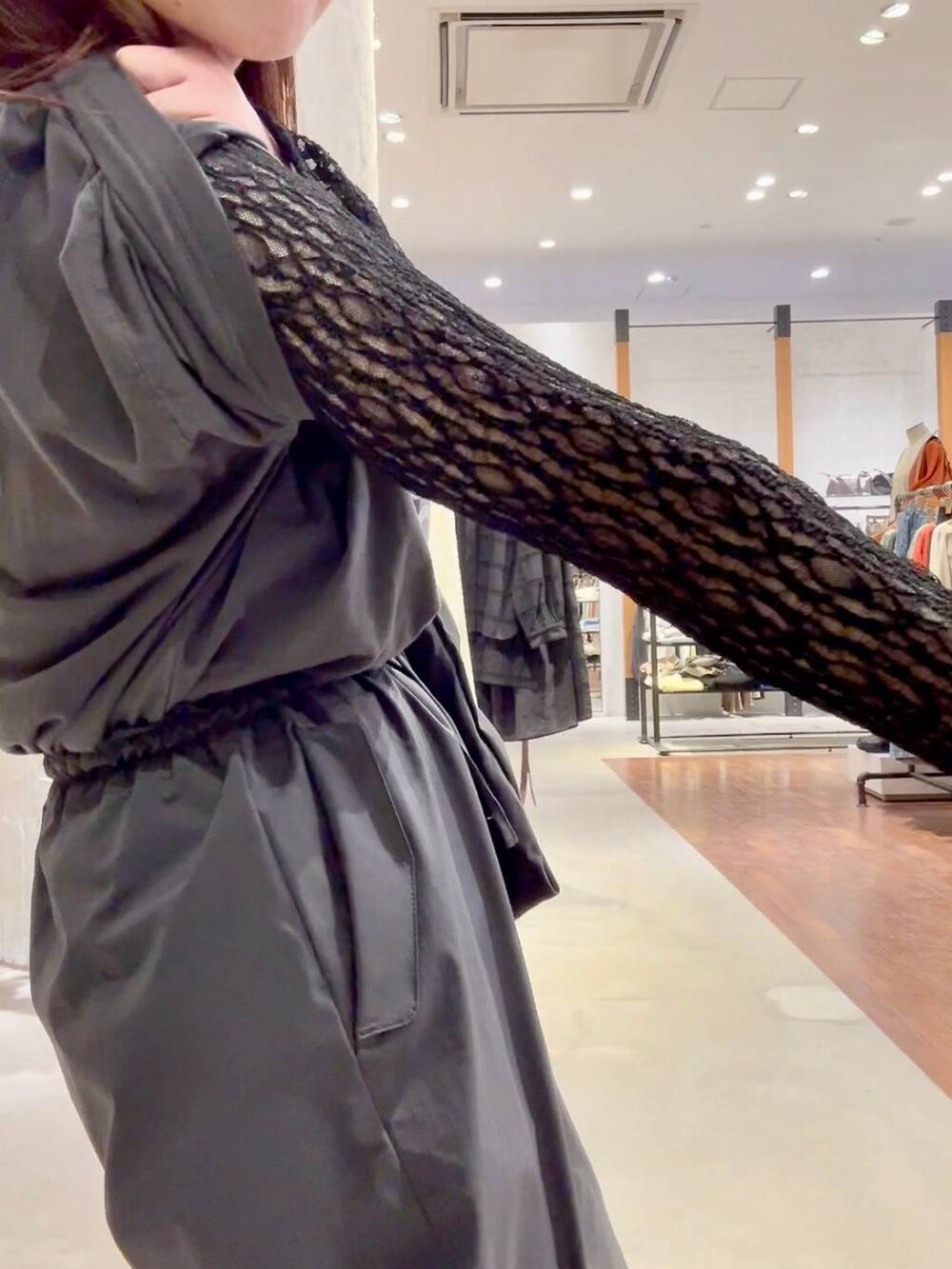 グレー系のその他パンツ、ブラック系のスニーカー、ブラック系のトートバッグを着用したレディースの春コーディネートの5枚目の写真