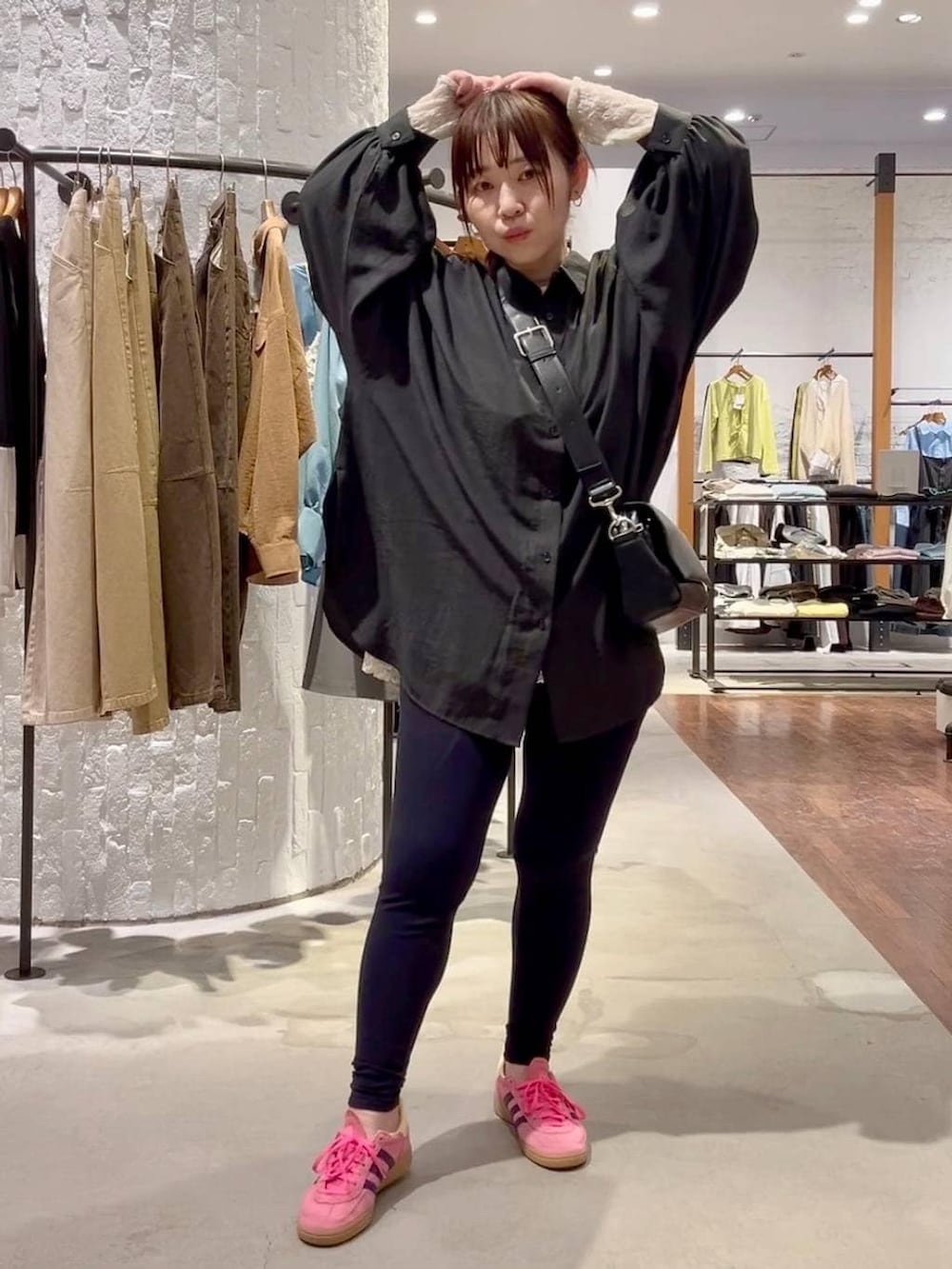 ブラック系のショルダーバッグ、グレー系のシャツ/ブラウス、ホワイト系のシャツ/ブラウスを着用したレディースの春コーディネートの2枚目の写真