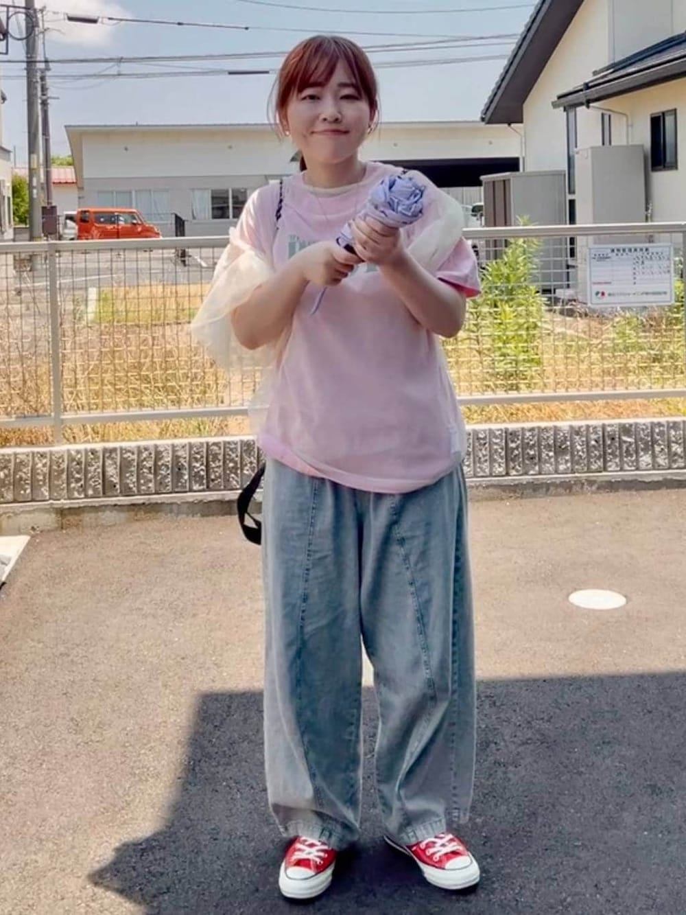 ホワイト系のTシャツ/カットソー、ブルー系のデニムパンツを着用したレディースの夏コーディネートの2枚目の写真
