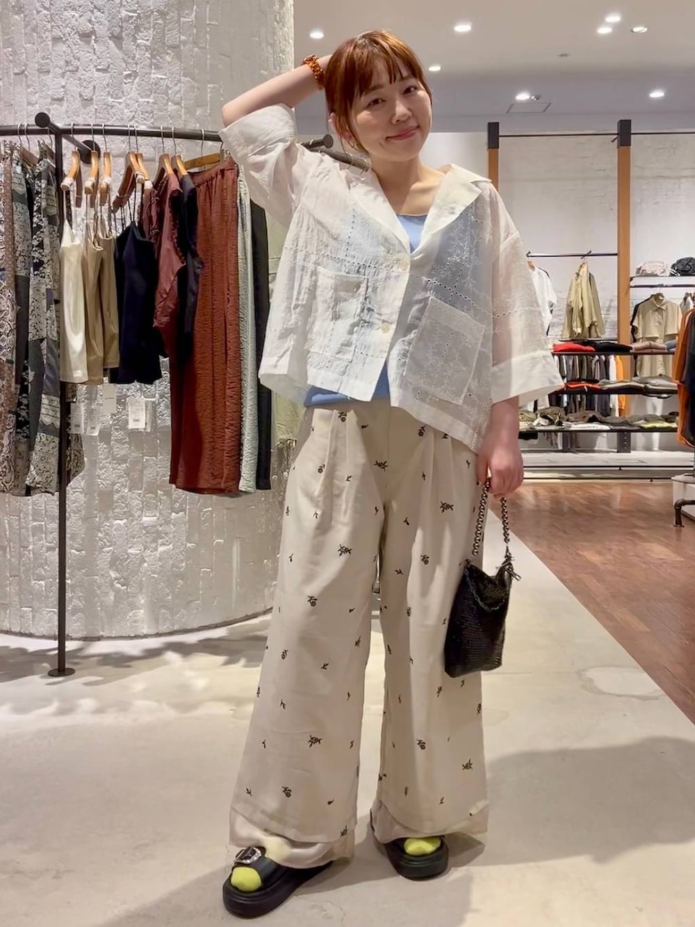 ベージュ系のその他パンツ、ブラック系のサンダル、ホワイト系のその他アウターを着用したレディースの春コーディネートの6枚目の写真