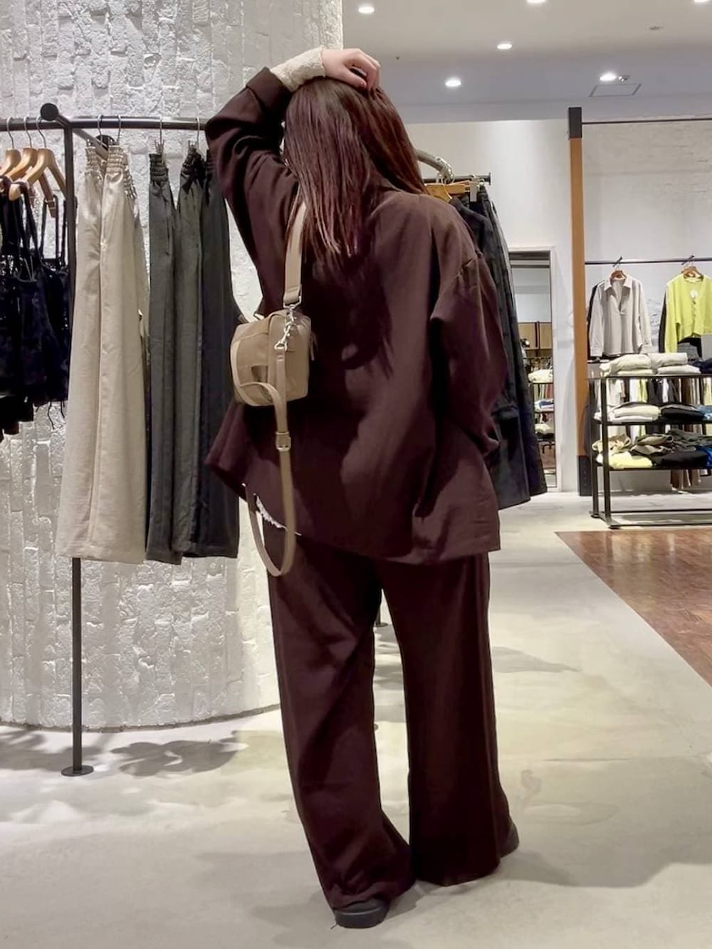 ブラック系のその他シューズ、ホワイト系のシャツ/ブラウス、ブラウン系のその他パンツを着用したレディースの春コーディネートの7枚目の写真