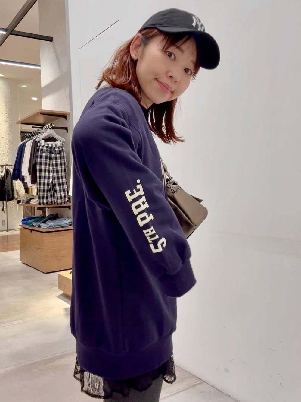 その他のショルダーバッグ、ブラック系のTシャツ/カットソー、ブラック系のブーツを着用したレディースの秋コーディネートの5枚目の写真