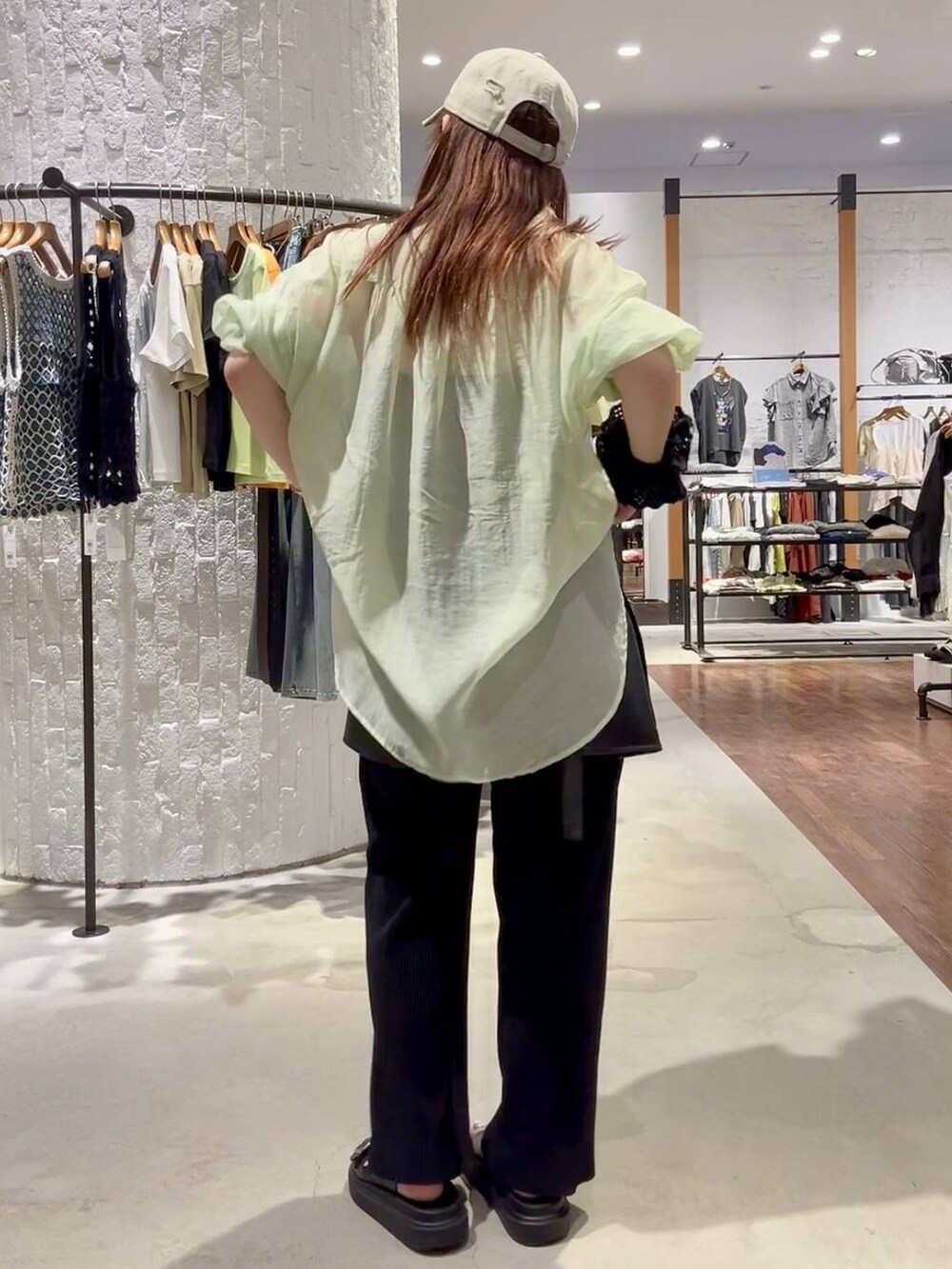 ブラック系のその他パンツ、ブラック系のサンダル、イエロー系のアナログ腕時計を着用したレディースの夏コーディネートの4枚目の写真