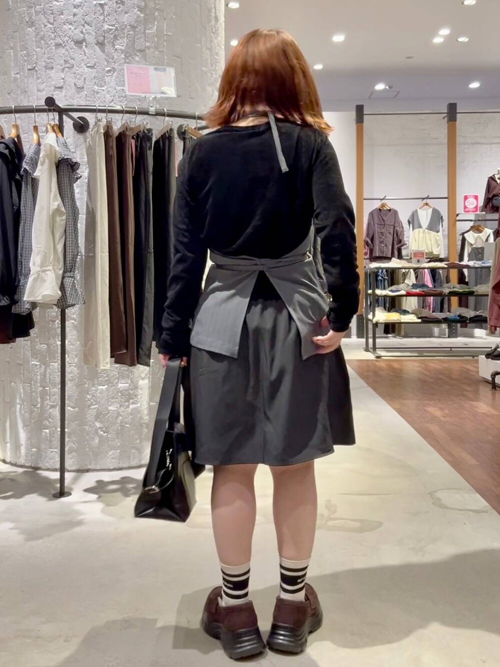 ブラウン系のローファー、ブラック系のトートバッグ、グレー系のその他パンツを着用したレディースの秋コーディネートの5枚目の写真
