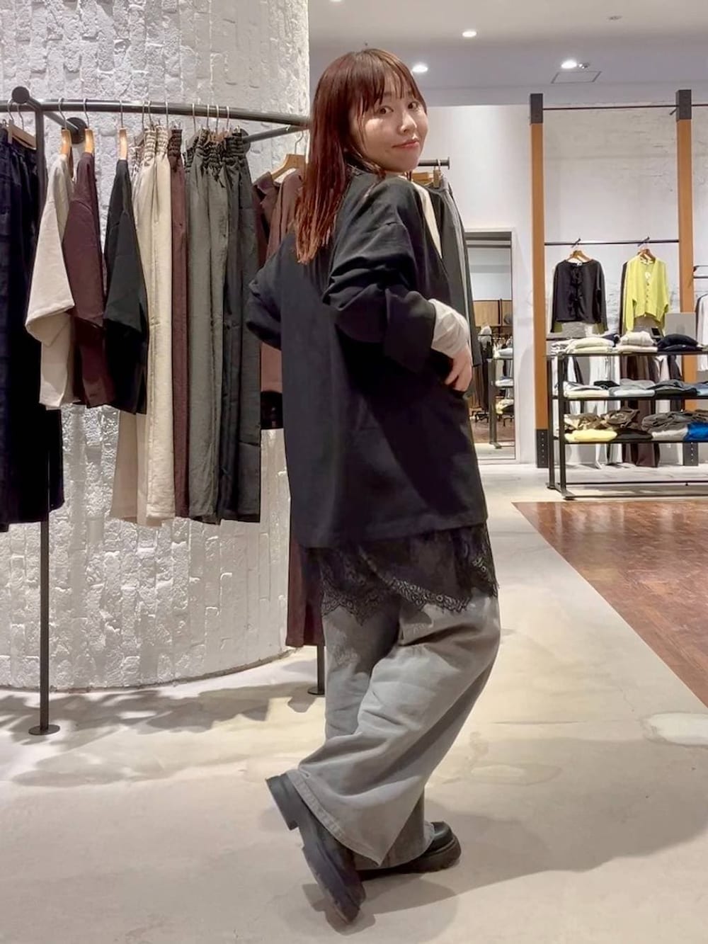 ホワイト系のTシャツ/カットソー、グレー系のデニムパンツ、ブラック系のその他シューズを着用したレディースの春コーディネートの3枚目の写真