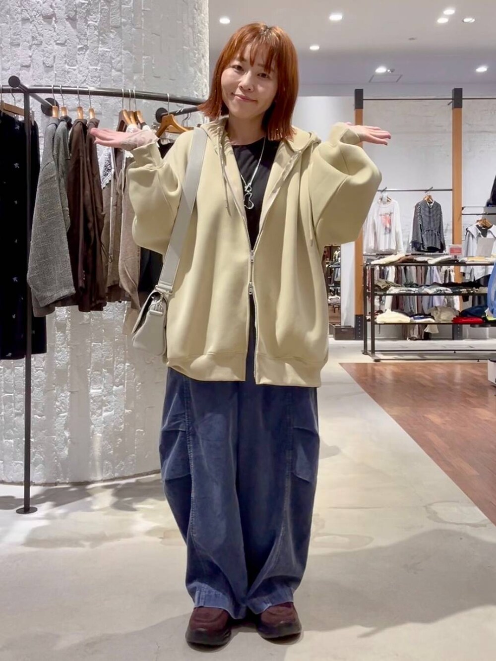 ブラウン系のローファー、ブルー系のその他パンツ、ブラック系のTシャツ/カットソーを着用したレディースの秋コーディネートの5枚目の写真