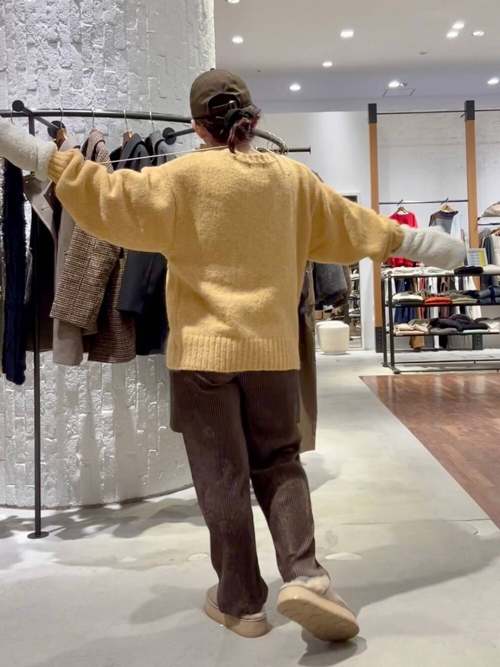 ブラウン系のブルゾン、イエロー系のニット/セーター、ベージュ系のその他シューズを着用したレディースの秋コーディネートの8枚目の写真