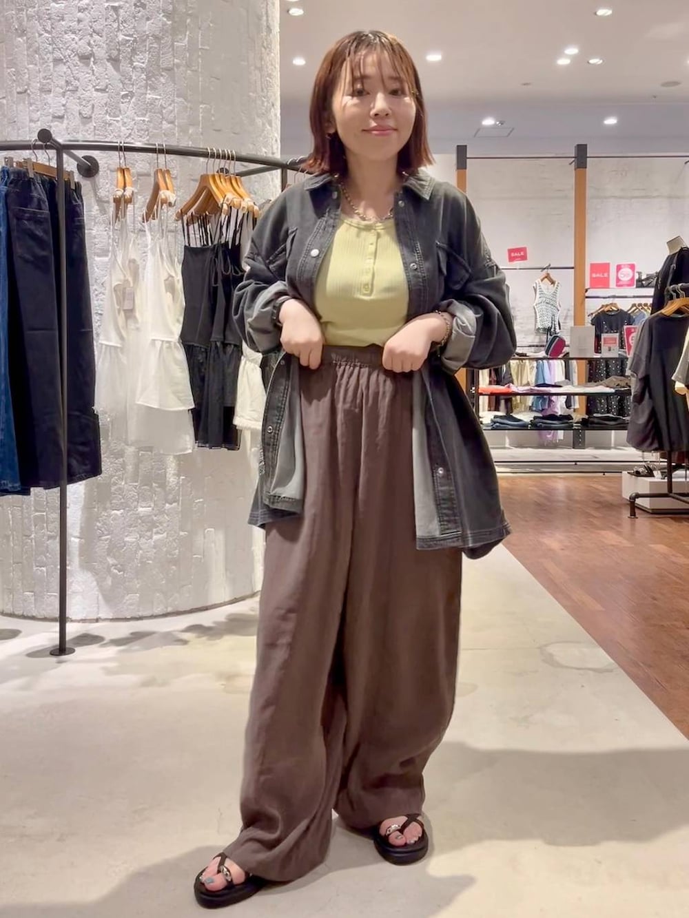 ブラック系のシャツ/ブラウス、ブラウン系のその他パンツ、グレー系のショルダーバッグを着用したレディースの夏コーディネートの2枚目の写真
