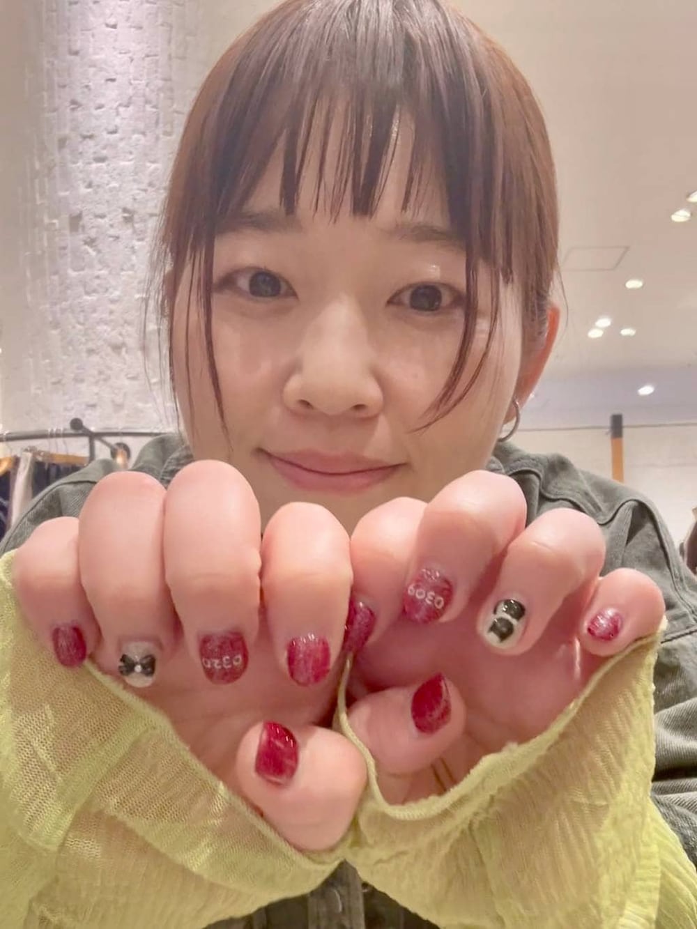 グリーン系のシャツ/ブラウス、グリーン系のTシャツ/カットソー、グレー系のTシャツ/カットソーを着用したレディースの春コーディネートの2枚目の写真