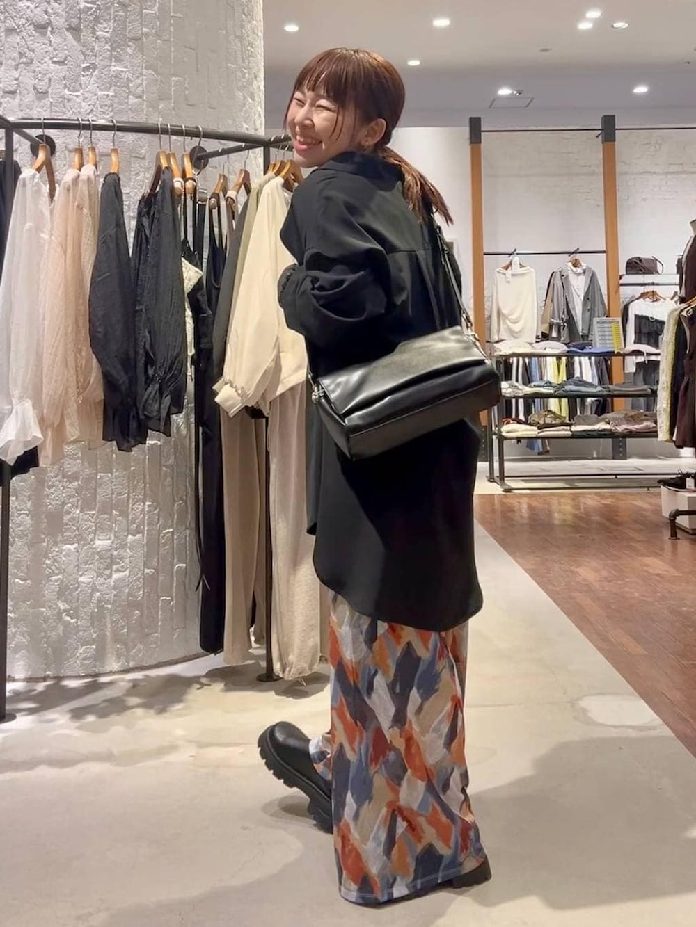 ブルー系のその他パンツ、ブラック系のショルダーバッグ、ブラック系のシャツ/ブラウスを着用したレディースの春コーディネートの5枚目の写真