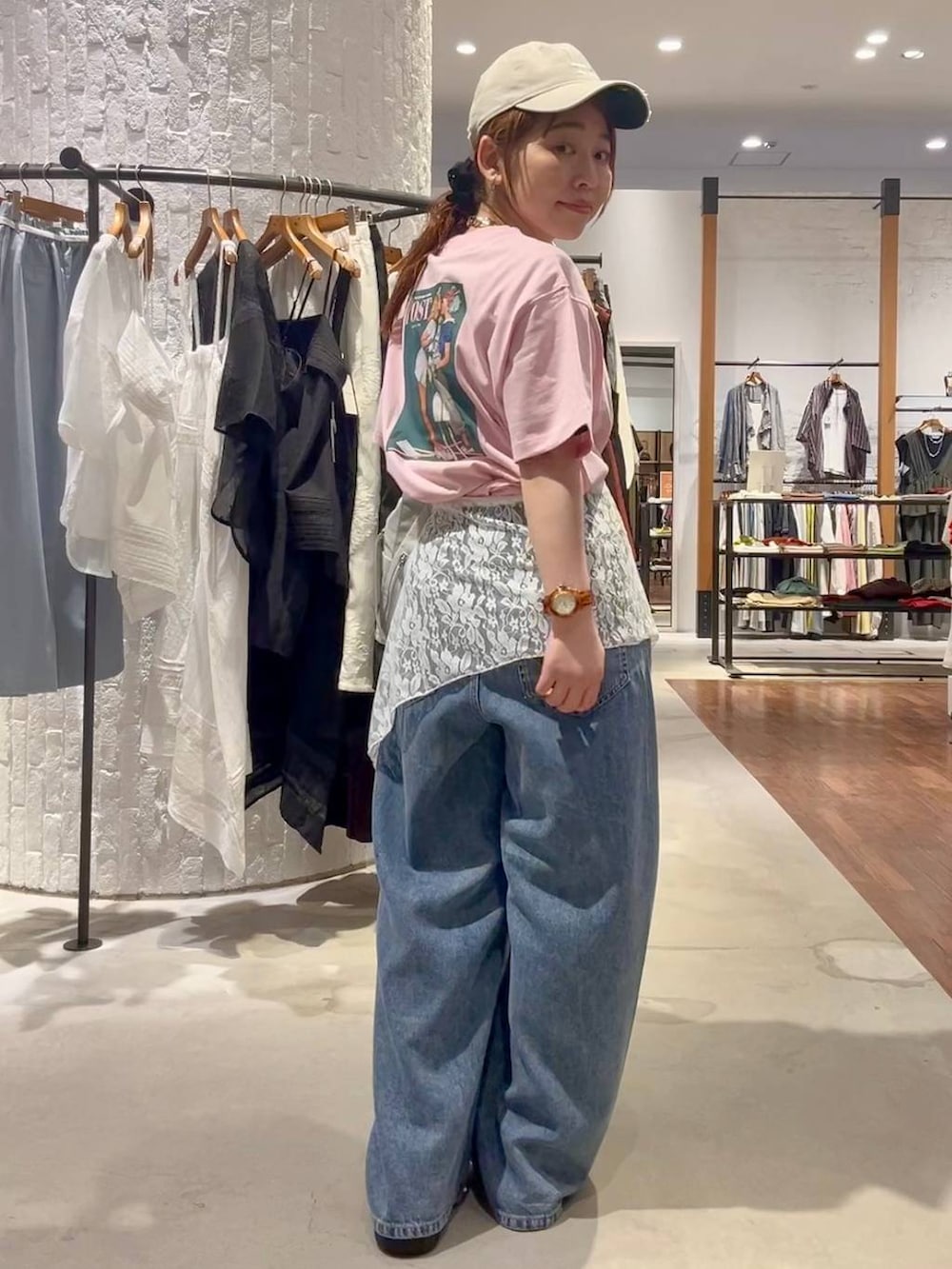 ブルー系のデニムパンツ、グレー系のショルダーバッグ、その他のサンダルを着用したレディースの夏コーディネートの5枚目の写真