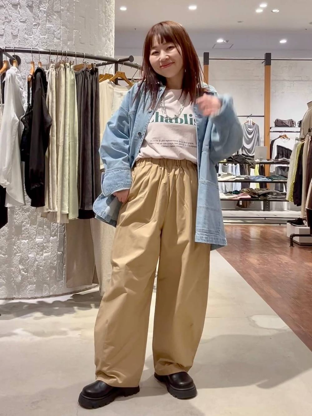 ブラック系のその他シューズ、ベージュ系のその他パンツ、ピンク系のTシャツ/カットソーを着用したレディースの春コーディネートの2枚目の写真