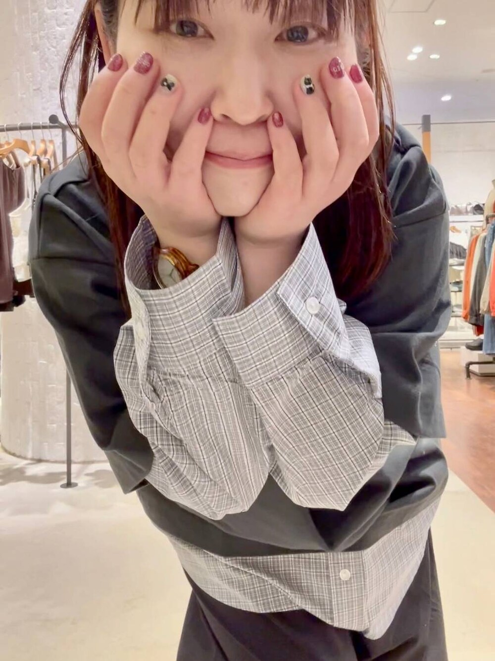 レッド系のスニーカー、ホワイト系のトートバッグ、グレー系のTシャツ/カットソーを着用したレディースの春コーディネートの6枚目の写真