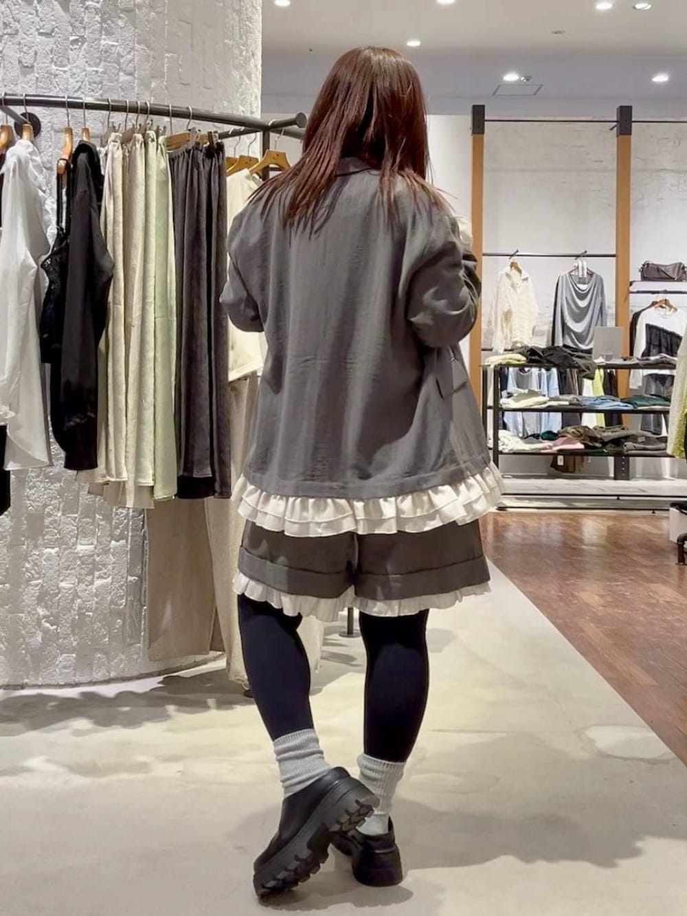 ホワイト系のボストンバッグ、ブラック系のその他シューズ、ピンク系のTシャツ/カットソーを着用したレディースの春コーディネートの4枚目の写真