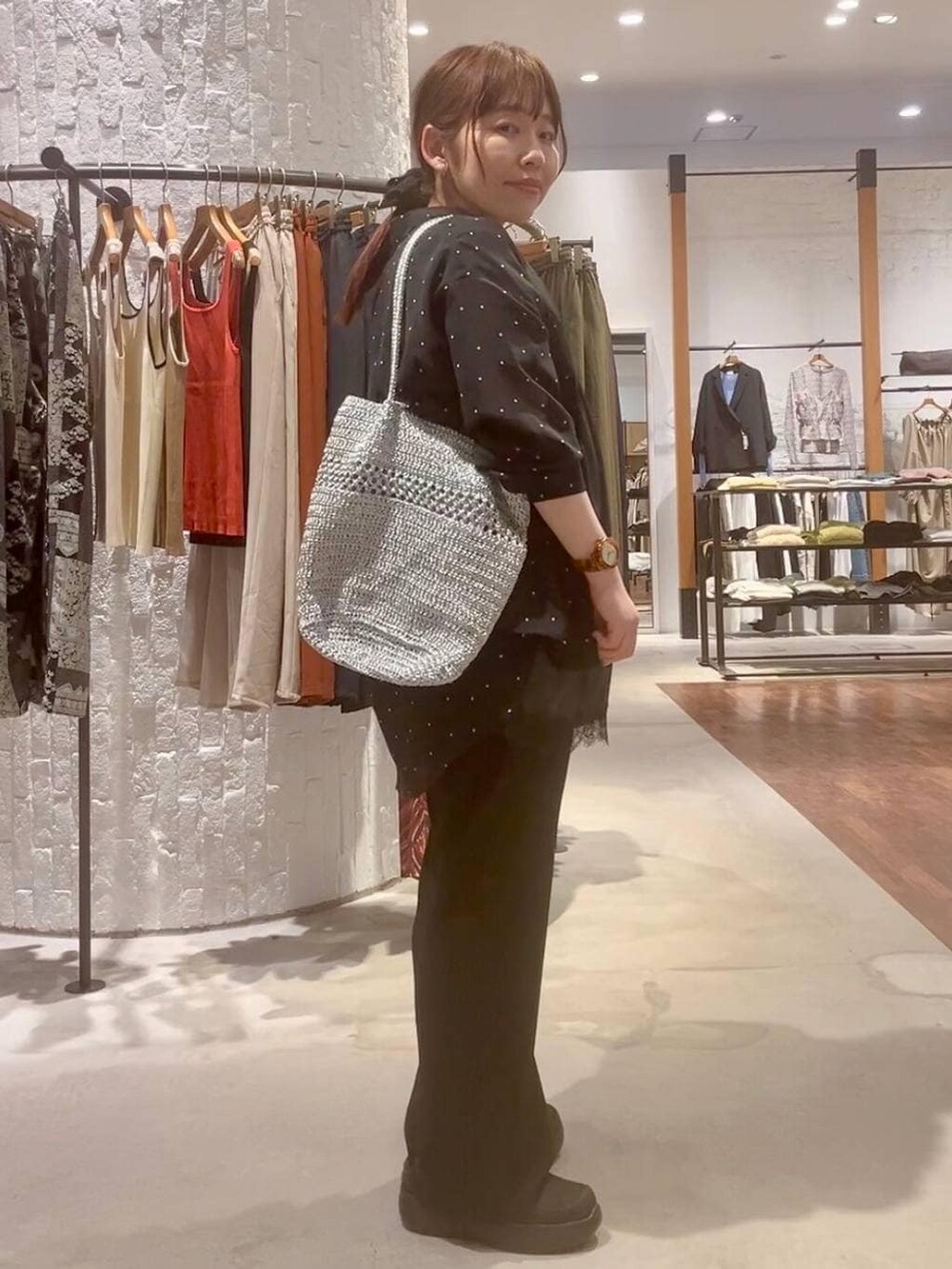 ブラック系のその他パンツ、ブラック系のその他シューズ、シルバー系のショルダーバッグを着用したレディースの春コーディネートの4枚目の写真