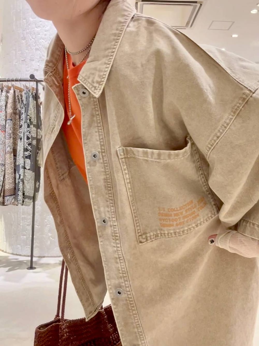 ブラック系のサンダル、ブルー系のデニムパンツ、ホワイト系のTシャツ/カットソーを着用したレディースの春コーディネートの7枚目の写真