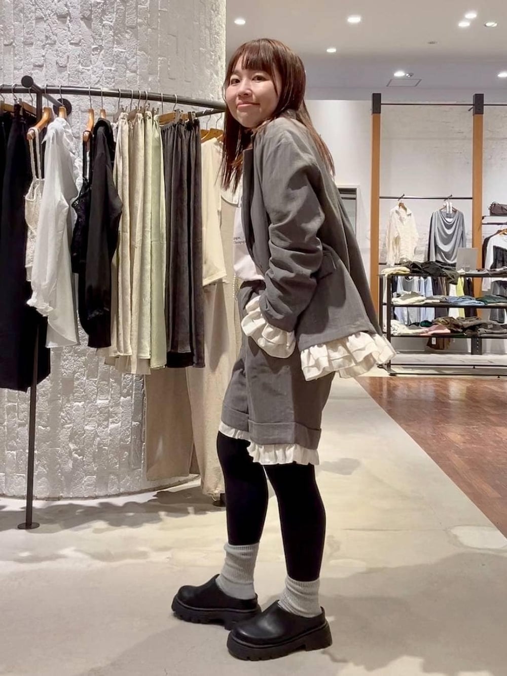 ホワイト系のボストンバッグ、ブラック系のその他シューズ、ピンク系のTシャツ/カットソーを着用したレディースの春コーディネートの3枚目の写真