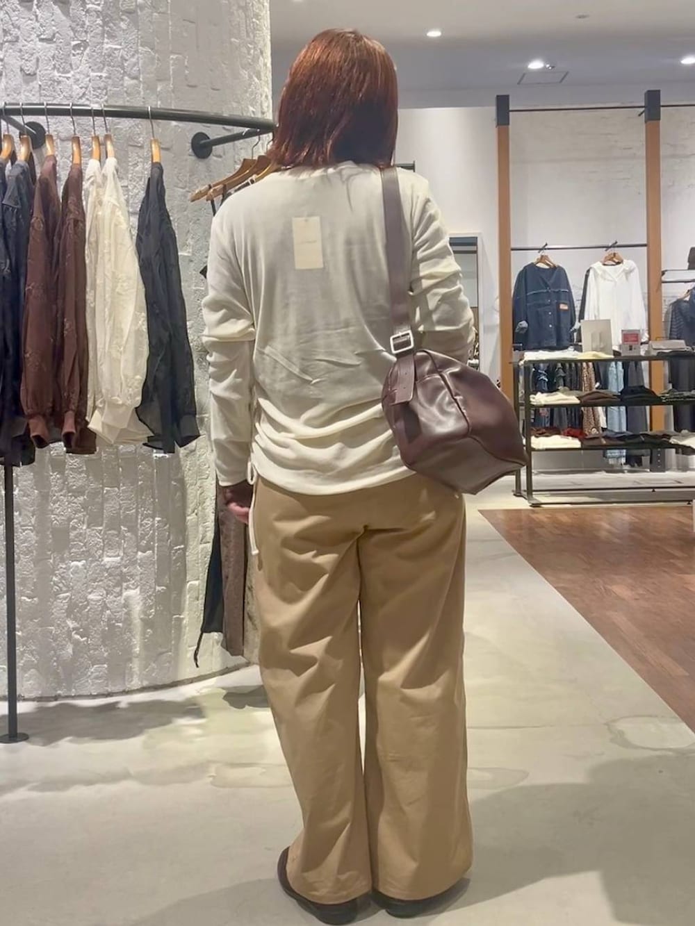 ブラウン系のパンプス、ベージュ系のその他パンツ、ブラウン系のTシャツ/カットソーを着用したレディースの秋コーディネートの5枚目の写真