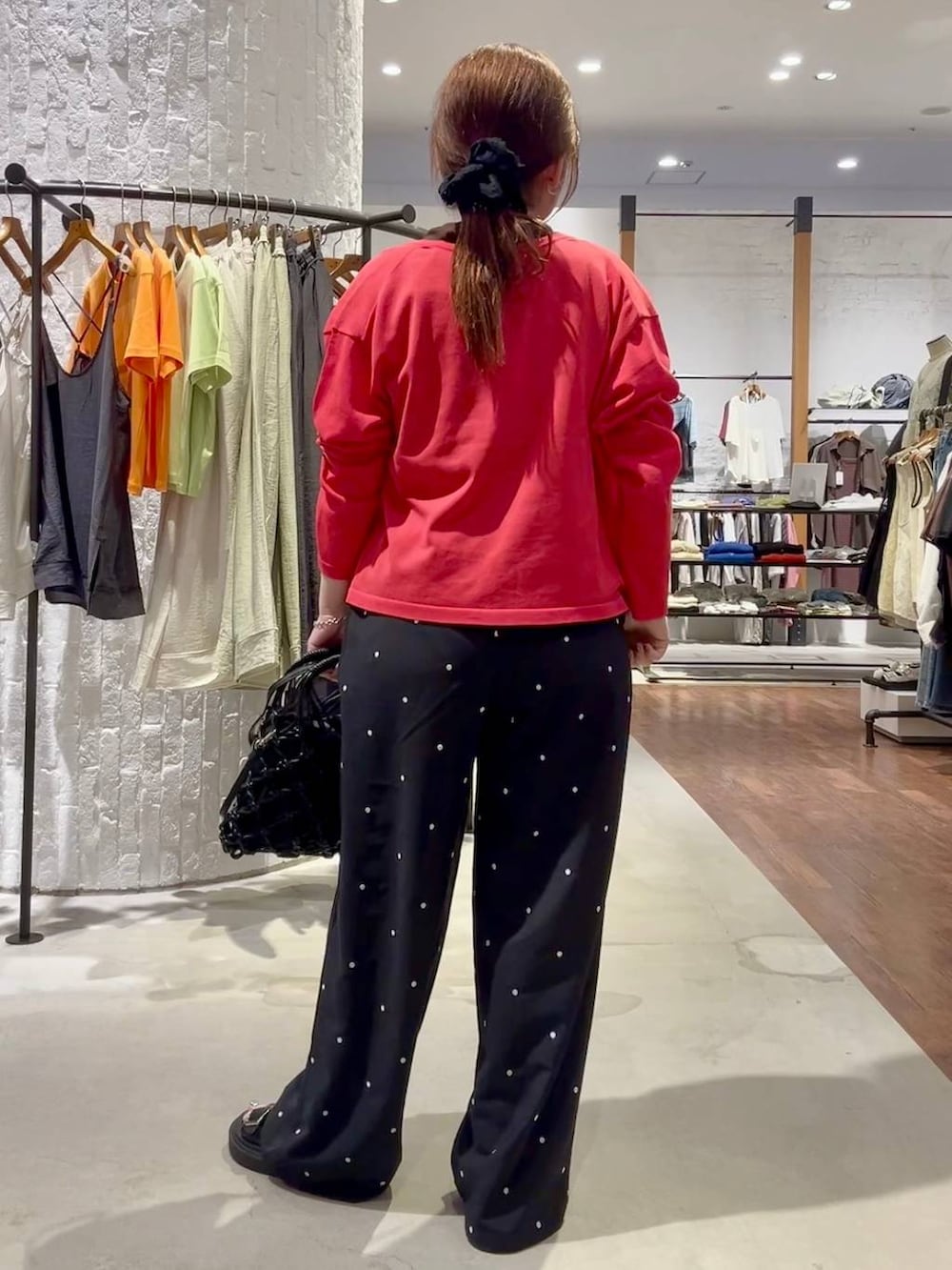 ブラック系のサンダル、ブラック系のその他パンツ、ブラック系のハンドバッグを着用したレディースの夏コーディネートの5枚目の写真