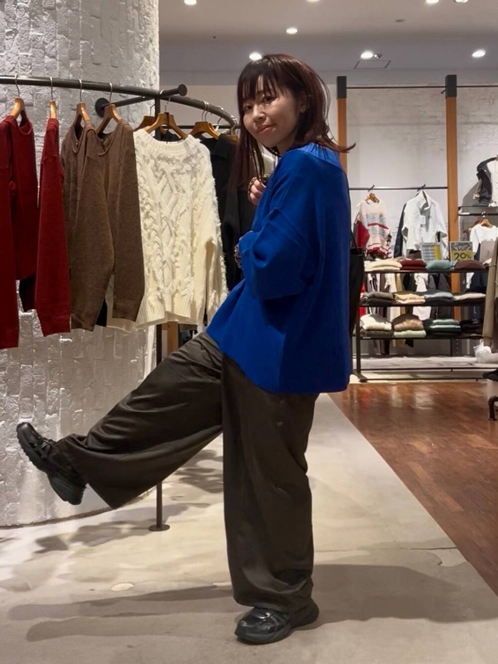 ブルー系のニット/セーター、その他のTシャツ/カットソー、ブラック系のショルダーバッグを着用したレディースの秋コーディネートの5枚目の写真