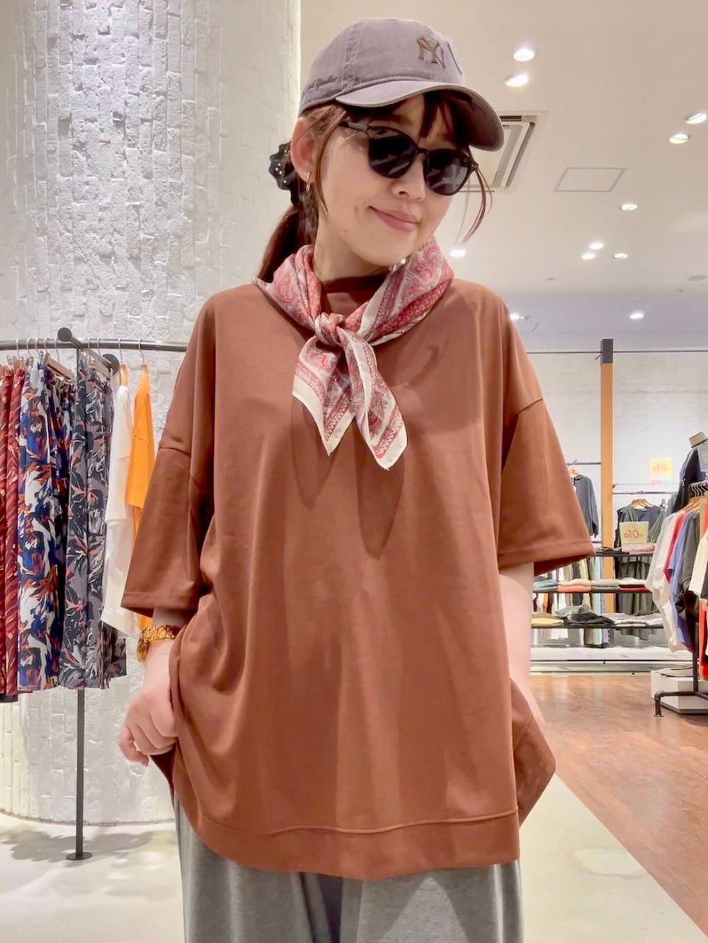 グレー系のその他パンツ、その他のサンダル、ブラウン系のTシャツ/カットソーを着用したレディースの春コーディネートの5枚目の写真