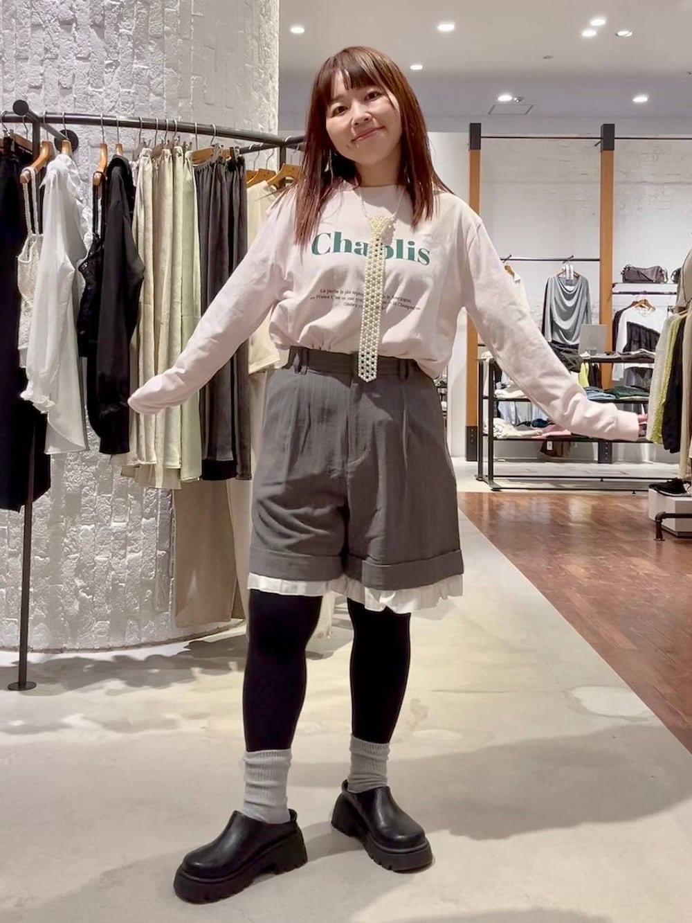 ホワイト系のボストンバッグ、ブラック系のその他シューズ、ピンク系のTシャツ/カットソーを着用したレディースの春コーディネートの8枚目の写真