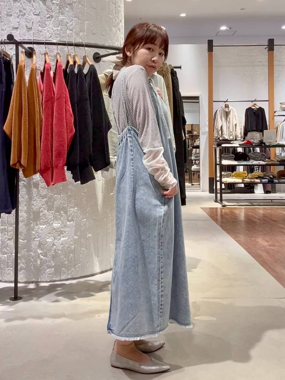 ホワイト系のTシャツ/カットソー、シルバー系のパンプス、グレー系のショルダーバッグを着用したレディースの冬コーディネートの3枚目の写真