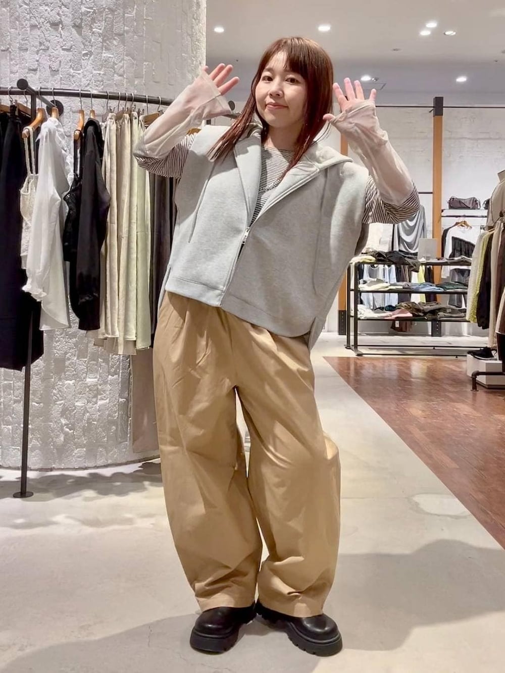 ホワイト系のTシャツ/カットソー、グレー系のベスト、ブラック系のその他シューズを着用したレディースの春コーディネートの2枚目の写真