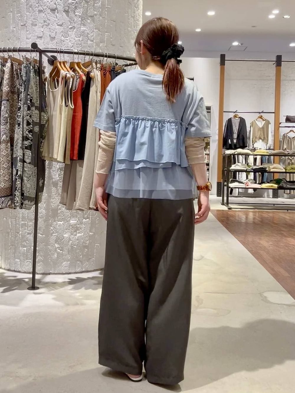 グレー系のその他パンツ、ホワイト系のTシャツ/カットソー、ホワイト系のパンプスを着用したレディースの春コーディネートの5枚目の写真