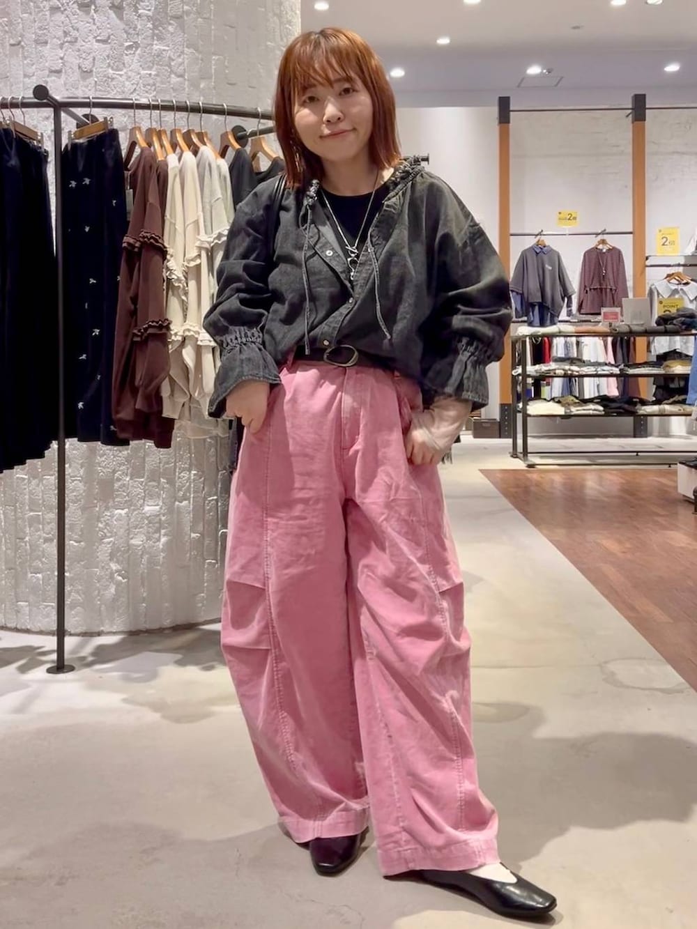 ピンク系のその他パンツ、ブラック系のボストンバッグ、ブラック系のTシャツ/カットソーを着用したレディースの秋コーディネートの2枚目の写真