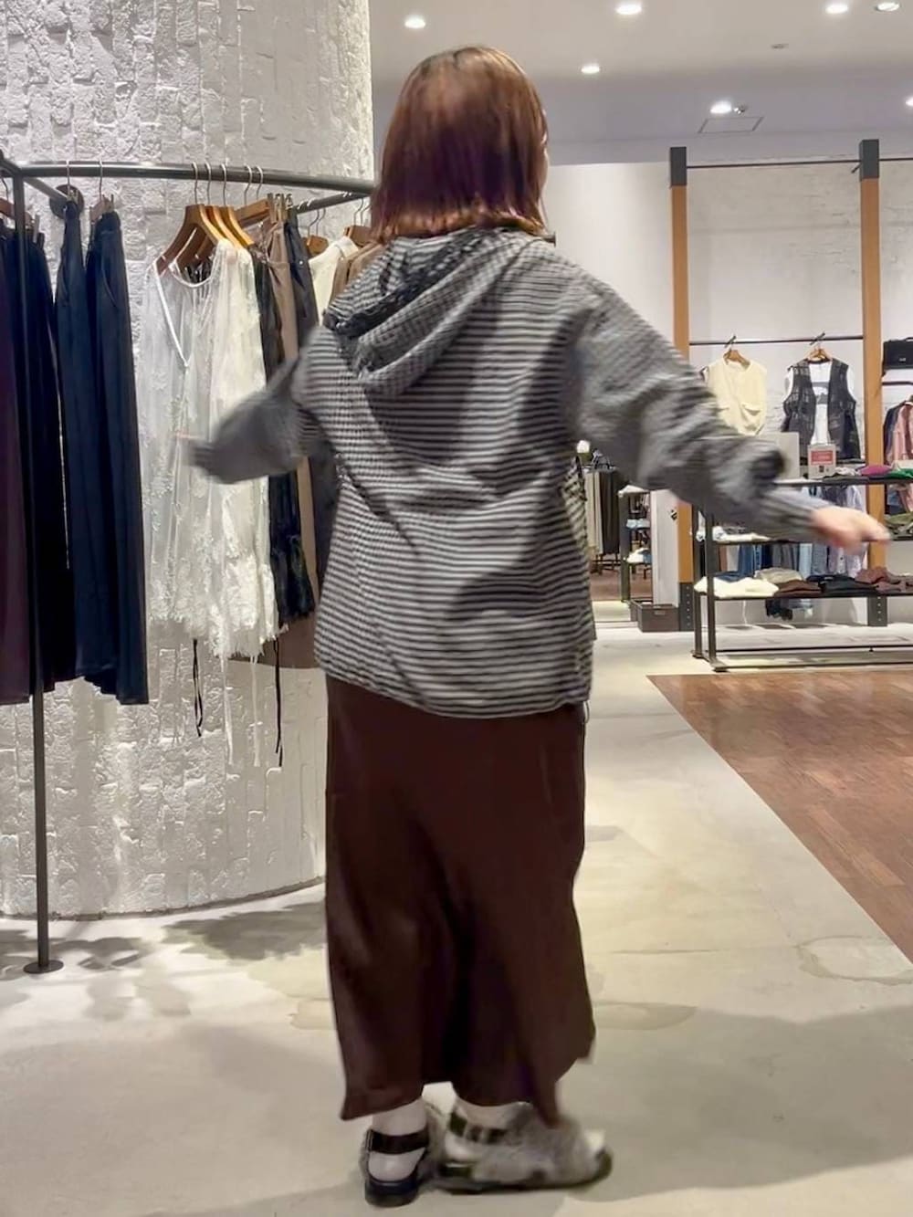 グレー系のサンダル、ブラウン系のスカート、ブラック系のシャツ/ブラウスを着用したレディースの夏コーディネートの5枚目の写真