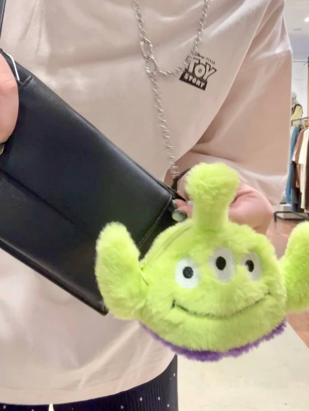 その他のその他パンツ、レッド系のスニーカー、ブラック系のショルダーバッグを着用したレディースの夏コーディネートの7枚目の写真