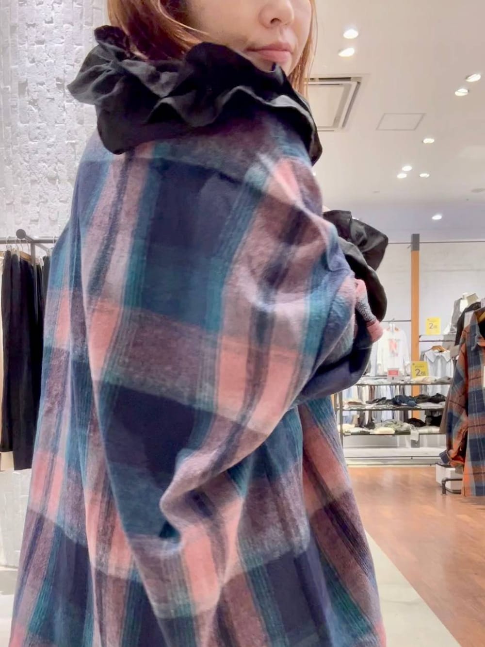 ピンク系のその他パンツ、ブラック系のシャツ/ブラウス、ピンク系のシャツ/ブラウスを着用したレディースの秋コーディネートの6枚目の写真